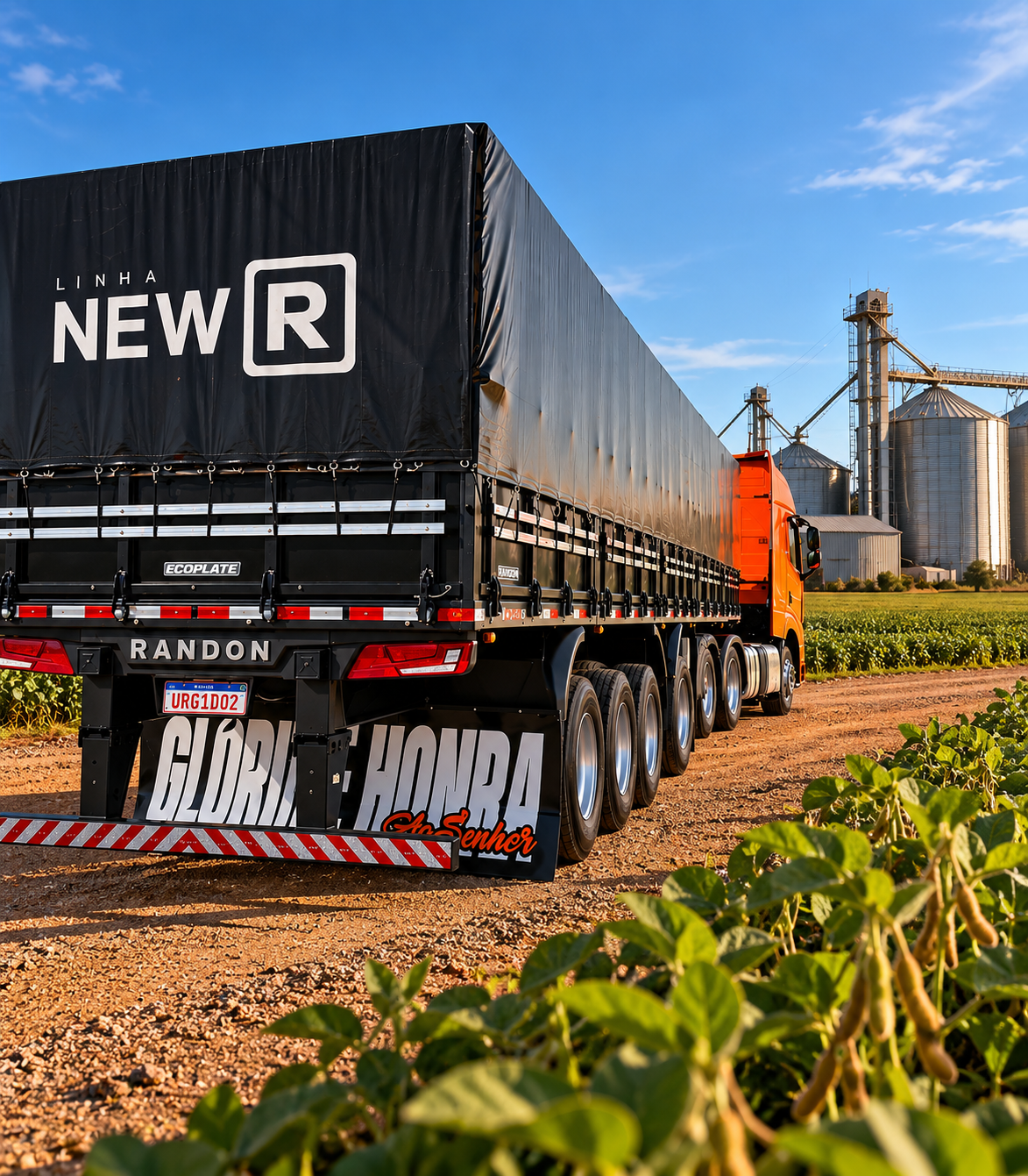Caminhão Randon em área rural com soja e silos